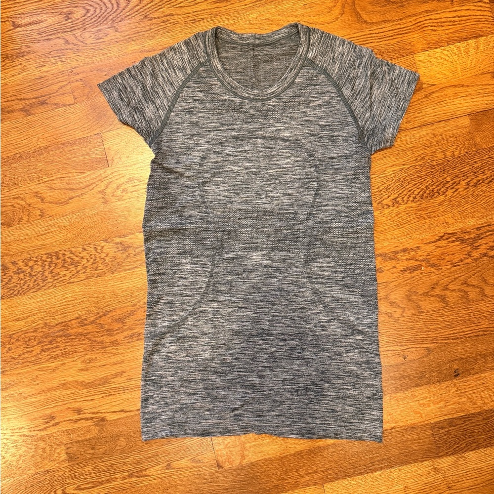Lululemon Run: Swiftly Tech Short Sleeve, Grey, size 6